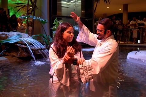 Universitária participa de missão e decide ser batizada